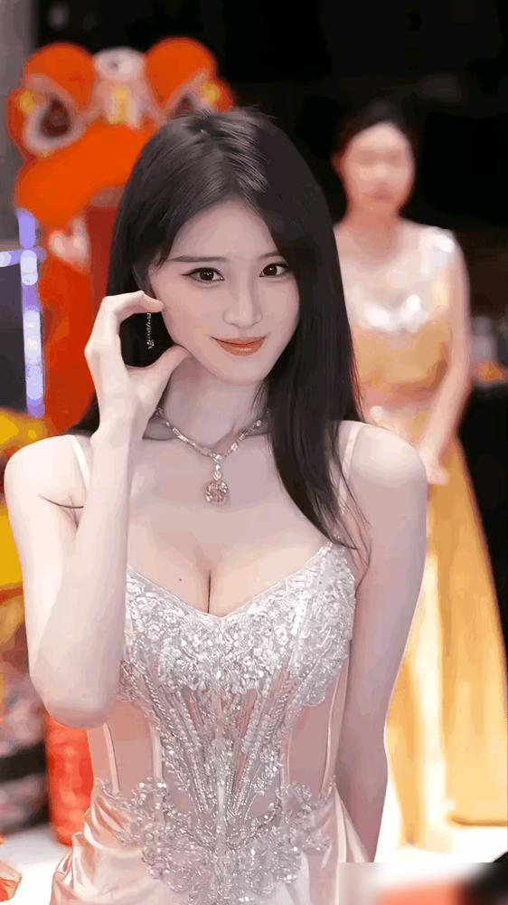 这个叫白舒的模特，身材脸蛋顶级到被叫资本尤物，结果扒了下，过去三年资源烂到家，新