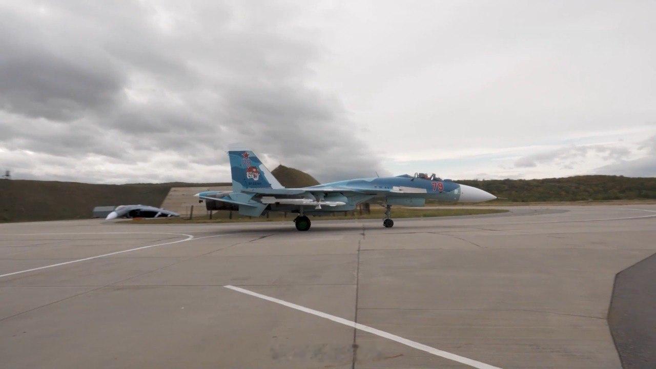 西方-2025 演习期间，俄军北方舰队海军航空兵第279独立舰载歼击航空兵团的红