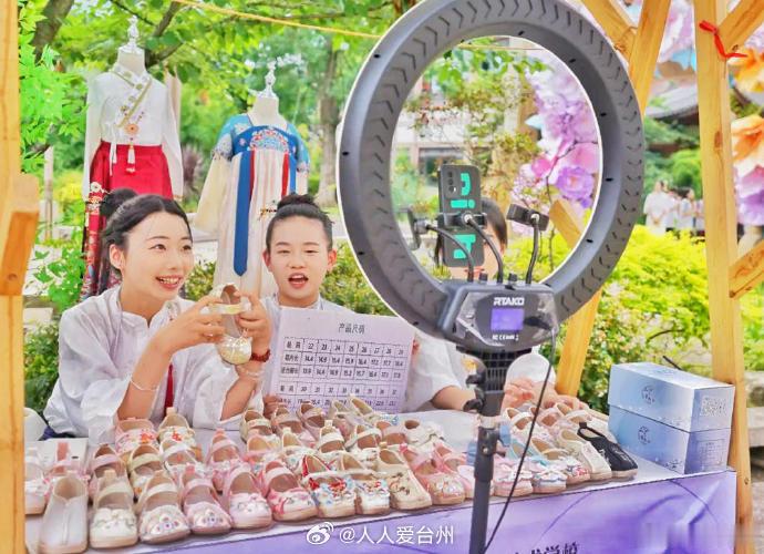 【秀出专业风采当青春匠心遇上台州老街传统与时尚撞出火花 】近日，椒江第二职业技术