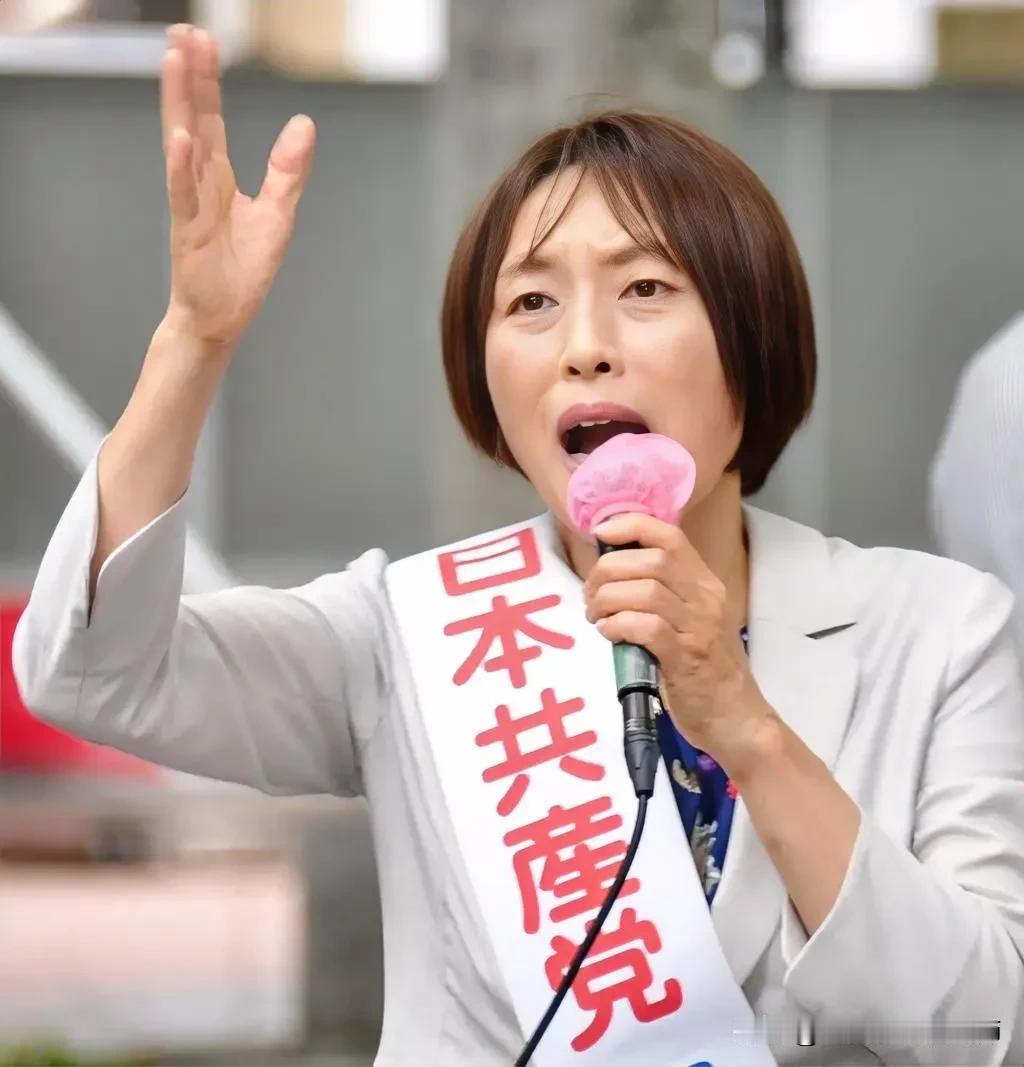 她叫田村智子，现在的日本共产党委员长（党首）。田村智子1965年7月出生，婚前姓