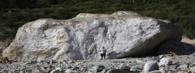 【面对泥石流灾害为什么不能搬走？】提到泥石流，大家或许并不陌生。它实质上是一种裹