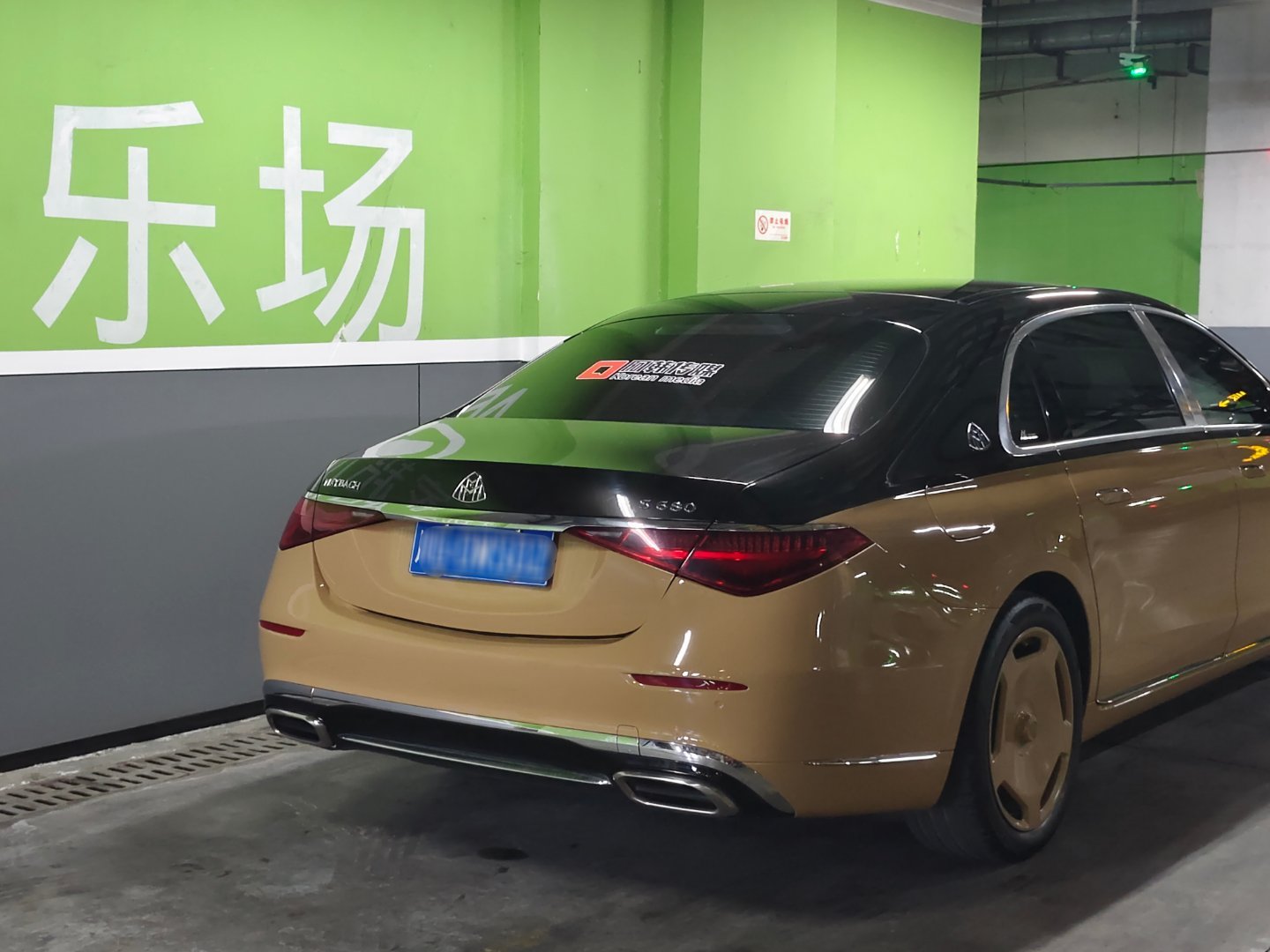 工作室楼下看到一台迈巴赫S680，有没有懂行的，这是真的S680吗？毕竟真的真不