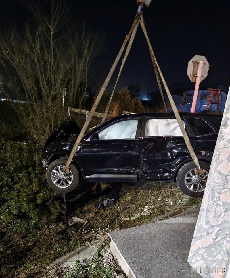 买车除了看价格后的第一件事就是考虑汽车的安全性。
开车上路不要总觉得事不会发生在