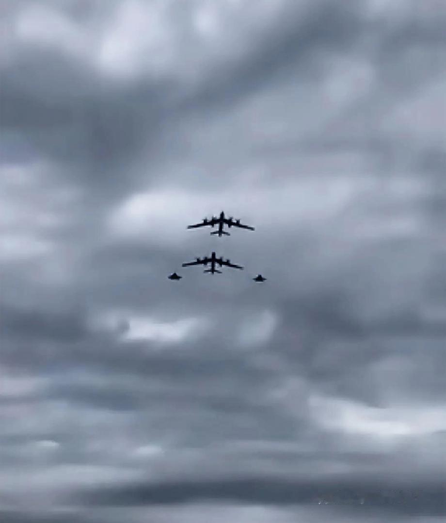 俄国防部12月25日官宣，两架能挂核弹头的图-95MS战略轰炸机，带着苏-33护