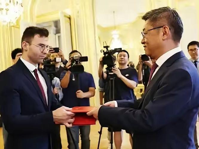 一个法国青年，为了给中国送一批老照片，公司没了，房子卖了，家差点被人烧了。

这