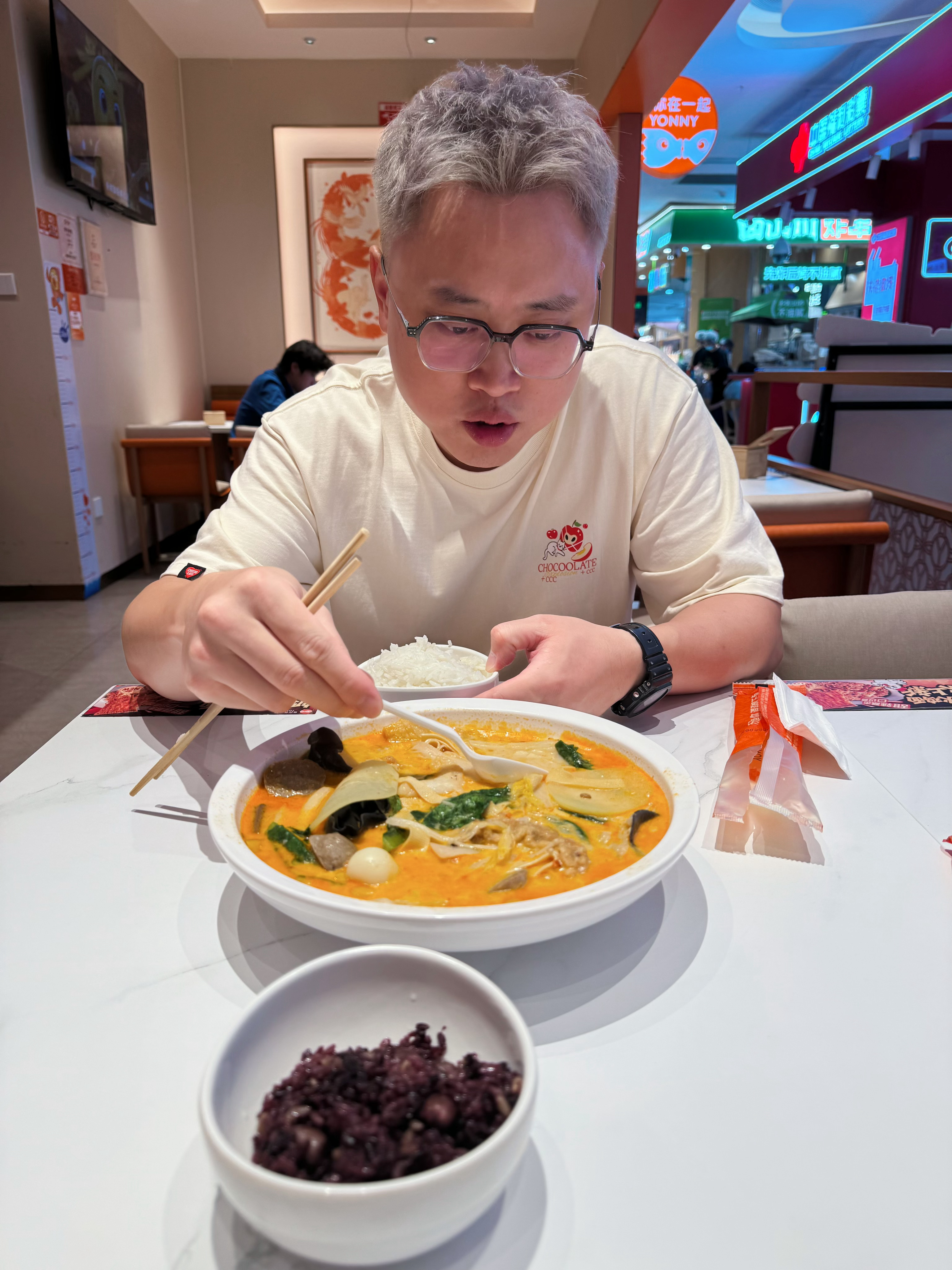 因为这人叛逆，这个点才吃上快餐出来遇到楼下40+的邻居大哥，大哥：呦，这么洋气了