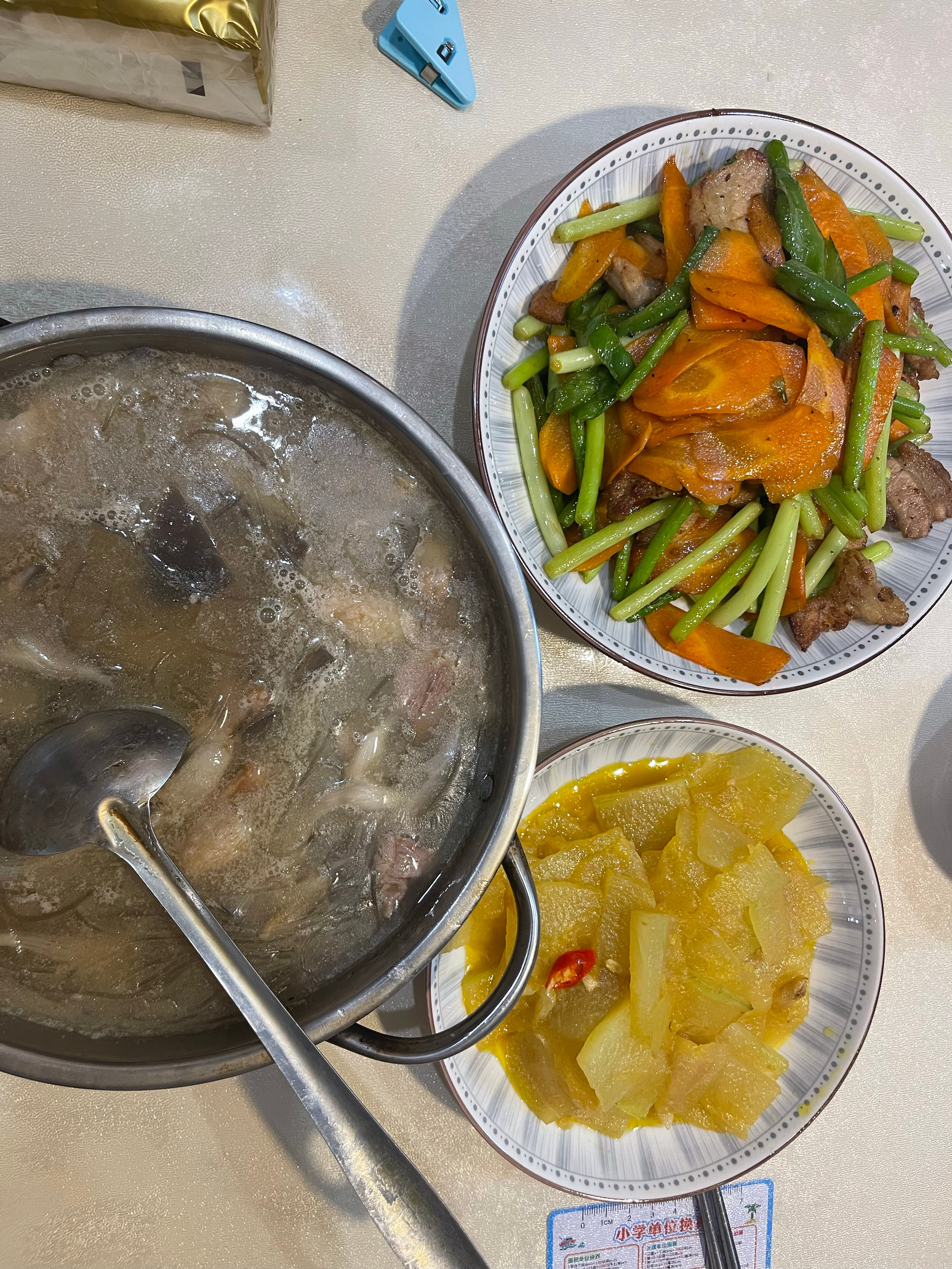 两菜一汤，简单简单又是一餐。美食做菜很简单 武汉