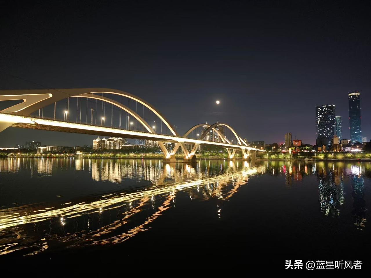 一轮明月，映着柳州三座跨江大桥
 
月圆夜走柳江边，连着拍下三座不一样的桥。
 