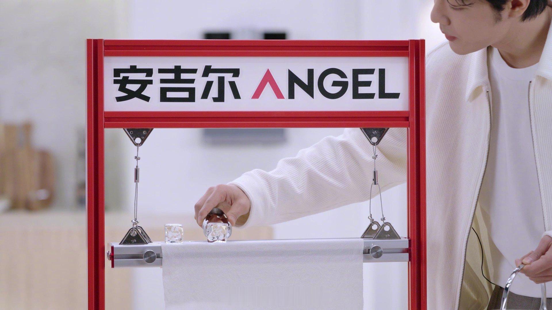 肖战用冰块画了一幅画 沉浸式看肖战用冰块作画太治愈了！透亮无杂质的冰块上，他亲手