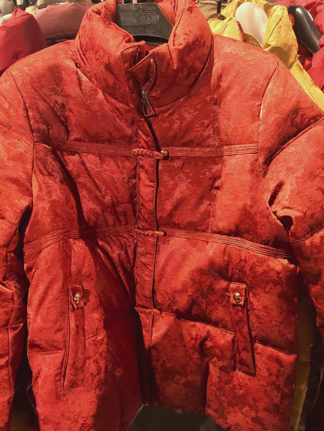 东方夫人丛二楼搬回一楼店清仓处理欢迎老顾客和新顾客光临选购早来早的