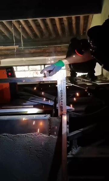 从精准量尺到钢槽合龙，
蔚工带队，五哥掌焊，
每一道焊缝都是安全的承诺。
下一步
