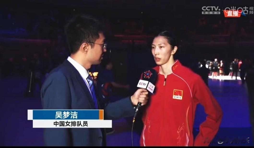 女排主攻吴梦洁在赛后简短接受了央视记者的采访，她说，
今天泰国队拼的很凶，我们很