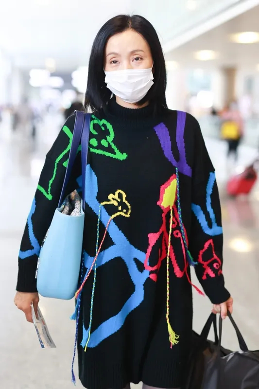 杨海润伯克利毕业，陶虹惊喜亮相见证女儿重要时刻杨子与前妻陶虹的掌上明珠杨海润近日