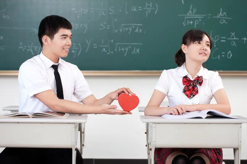 教导主任巡查早恋情况，
撞见一男一女手拉手在操场悠闲漫步。
他十分生气，随即将二