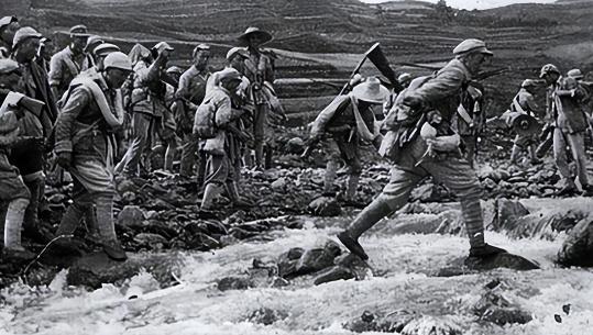 1951 年，一群志愿军在撤退时，猛然发现眼前狭隘的山谷中，竟出现了成千上万个美