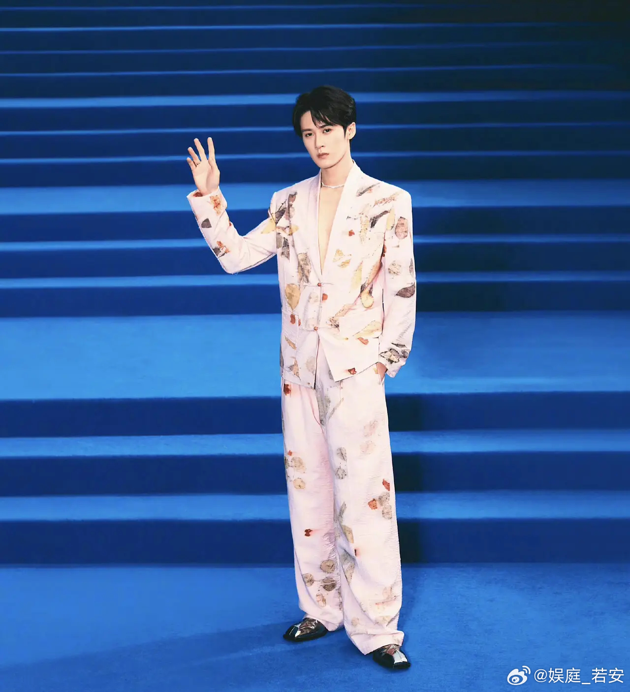 【娱乐吃瓜🍉🍉🍉】1.檀健次的商务资源受了不小影响，现在开始走卖惨路线。团