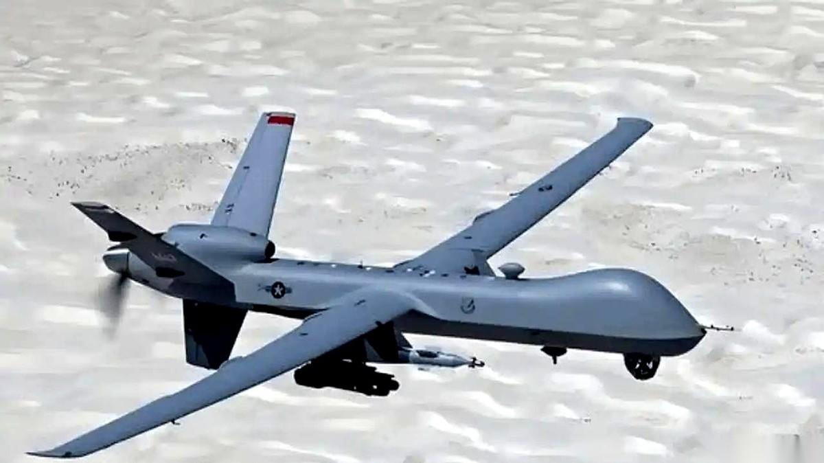 7月19日，阿瓦士上空，一架美军MQ-9“死神”无人机拖着黑烟一头栽进黄土。据伊