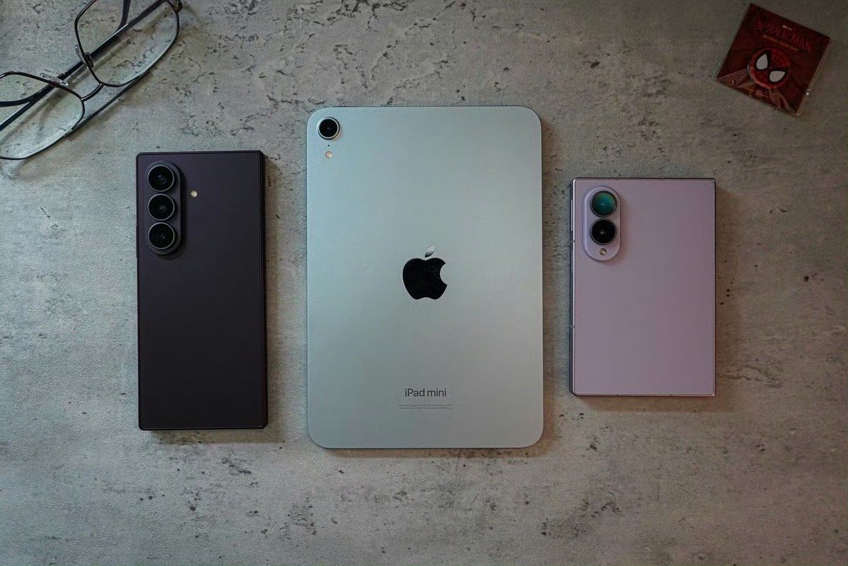 三个不同尺寸的手机对比，分别是Galaxy Z Fold 8 Ultra、iPa