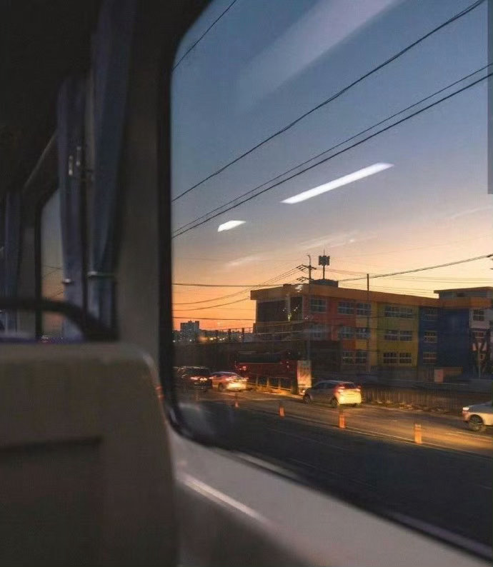 哲学里有一个非常经典的角度：到底是事物在影响我们，还是我们对事物的看法，在影响着