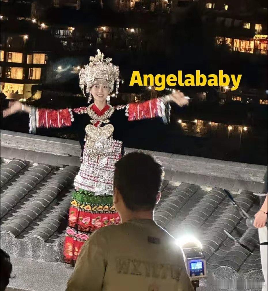 杨颖发了一组照片，评论区不是夸她美，是说"这才是明星该做的事"。近日，杨颖以"雷