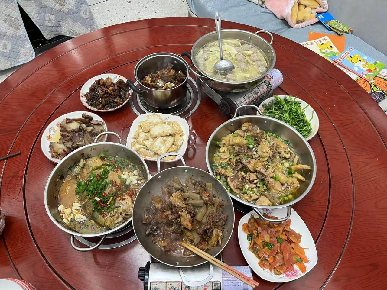 天南地北的年夜饭。恭祝所有新年快乐，身体健康，马年大发。[烟花][烟花][烟花]