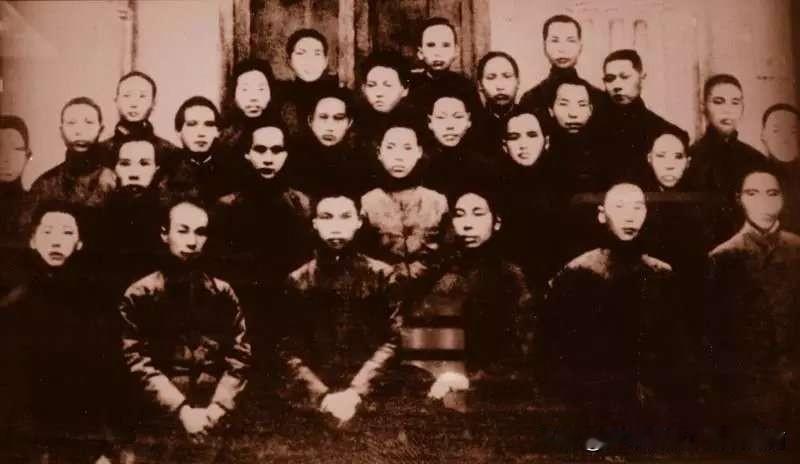 【1919年5月湖南省立第一师范湘潭学友会合影】古人云学高为师、身正为范，然也。