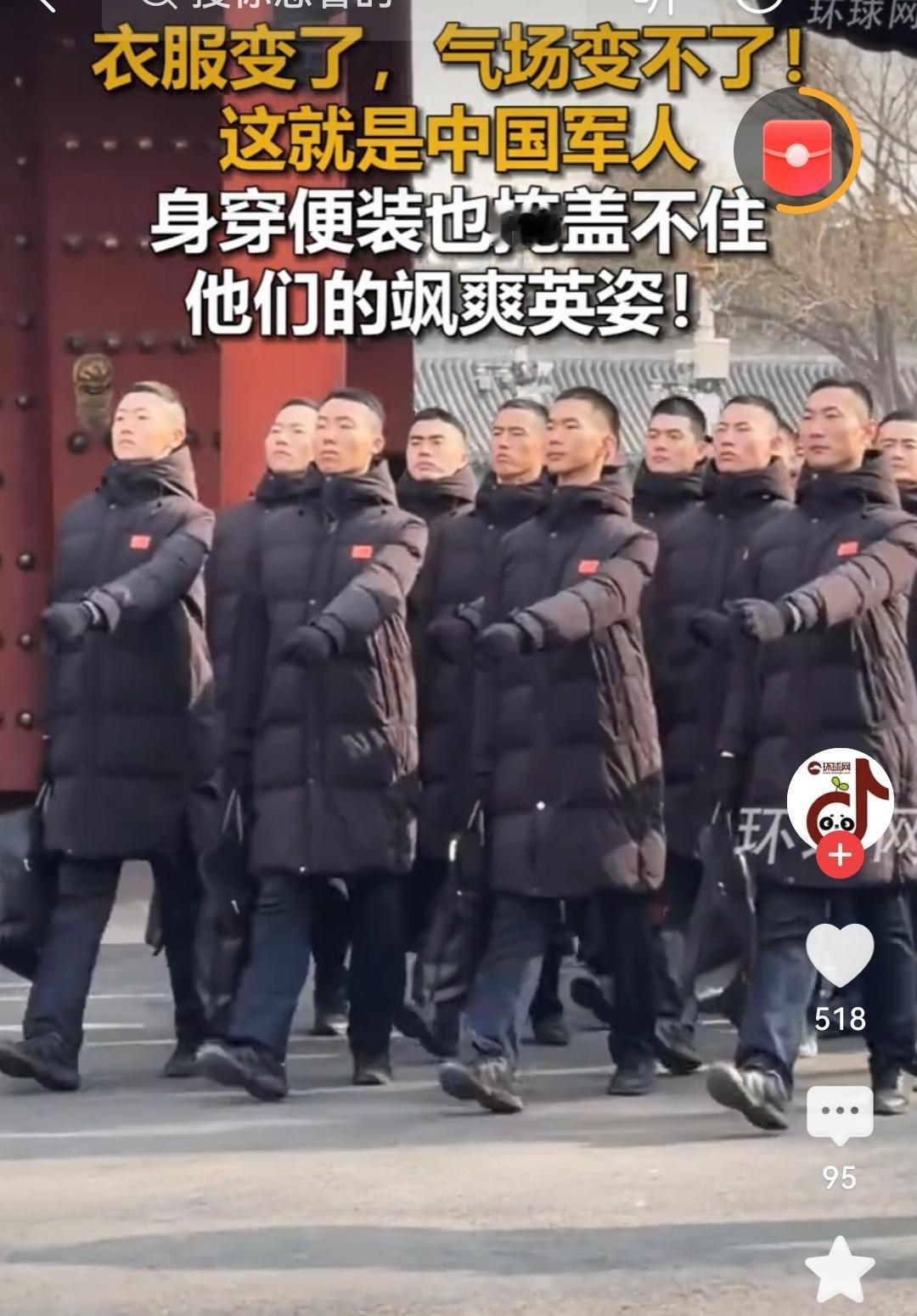 中国军人穿便装也掩盖不住飒爽英姿哪怕脱下军装，刻在骨子里的军人气质也藏不住！这挺