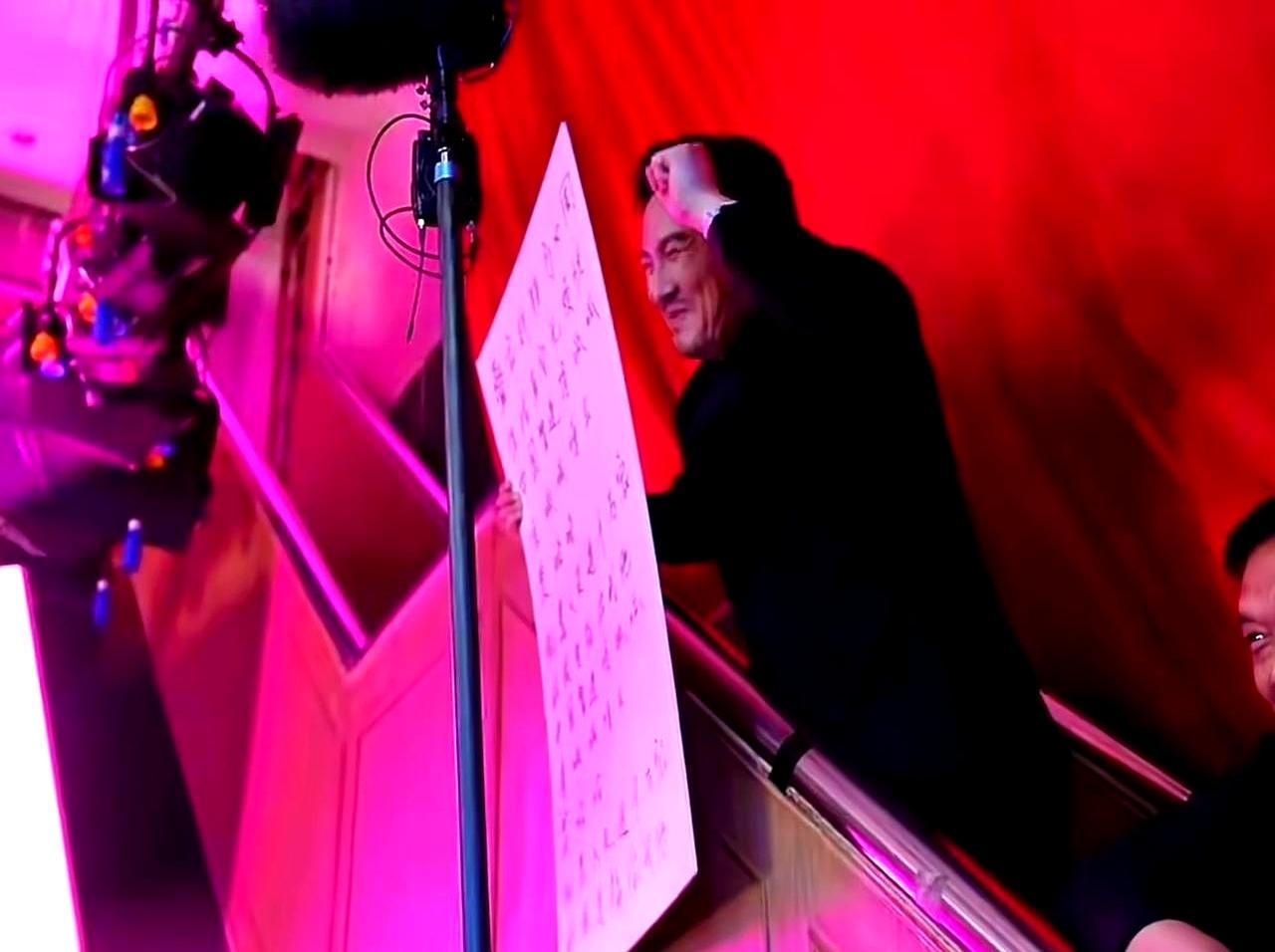 我就说2026春晚后台不对劲！沈腾猫在楼梯角当人肉提词器，常远艾伦仰头看得五官都