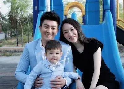 原来，他俩是夫妻啊。丈夫杜江挺帅，演技不错，获得过电影百花奖，虽然得过大奖，但感