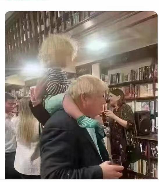 这个人太没有身份了

好像是前英国首相金毛·约翰逊[捂脸][大笑]