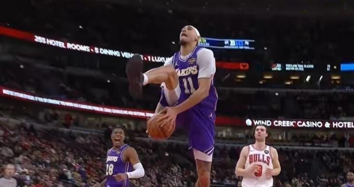 湖人129-118公牛，赛后东契奇谈到海斯第四节的胯下换手劈扣时说：“我十几岁就