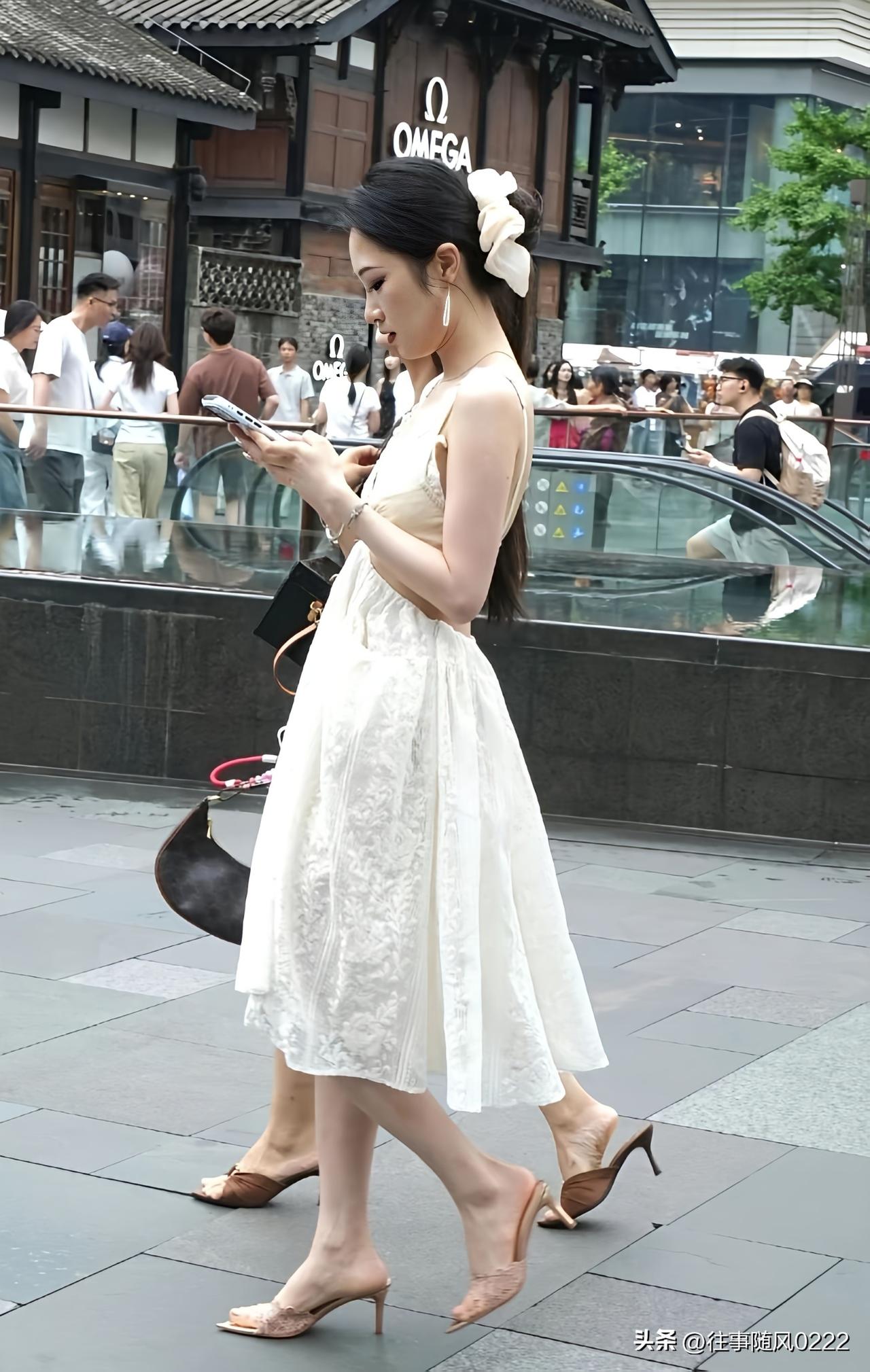 优雅漫步在繁华街头，尽显时尚魅力