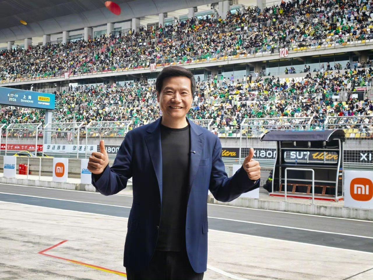 雷军现身上海国际赛车场雷军现身上海国际赛车场，为小米冠名的超跑赛助阵，亲自挥旗颁