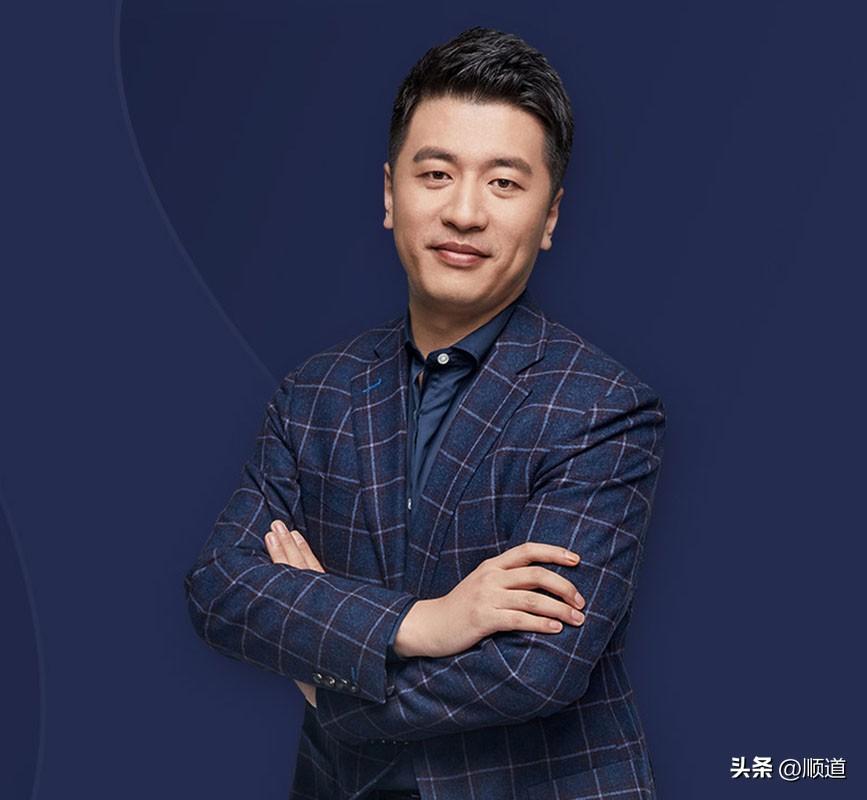 网传张雪峰于3月24日因心脏骤停在苏州医院抢救。晚上他在各大平台的头像变成灰色，