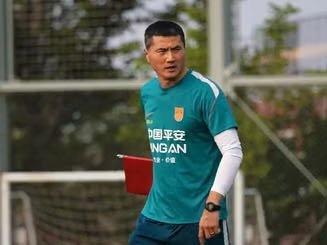 国足官方消息，3人因伤退出集训，未来两场热身赛考察阵容网页链接