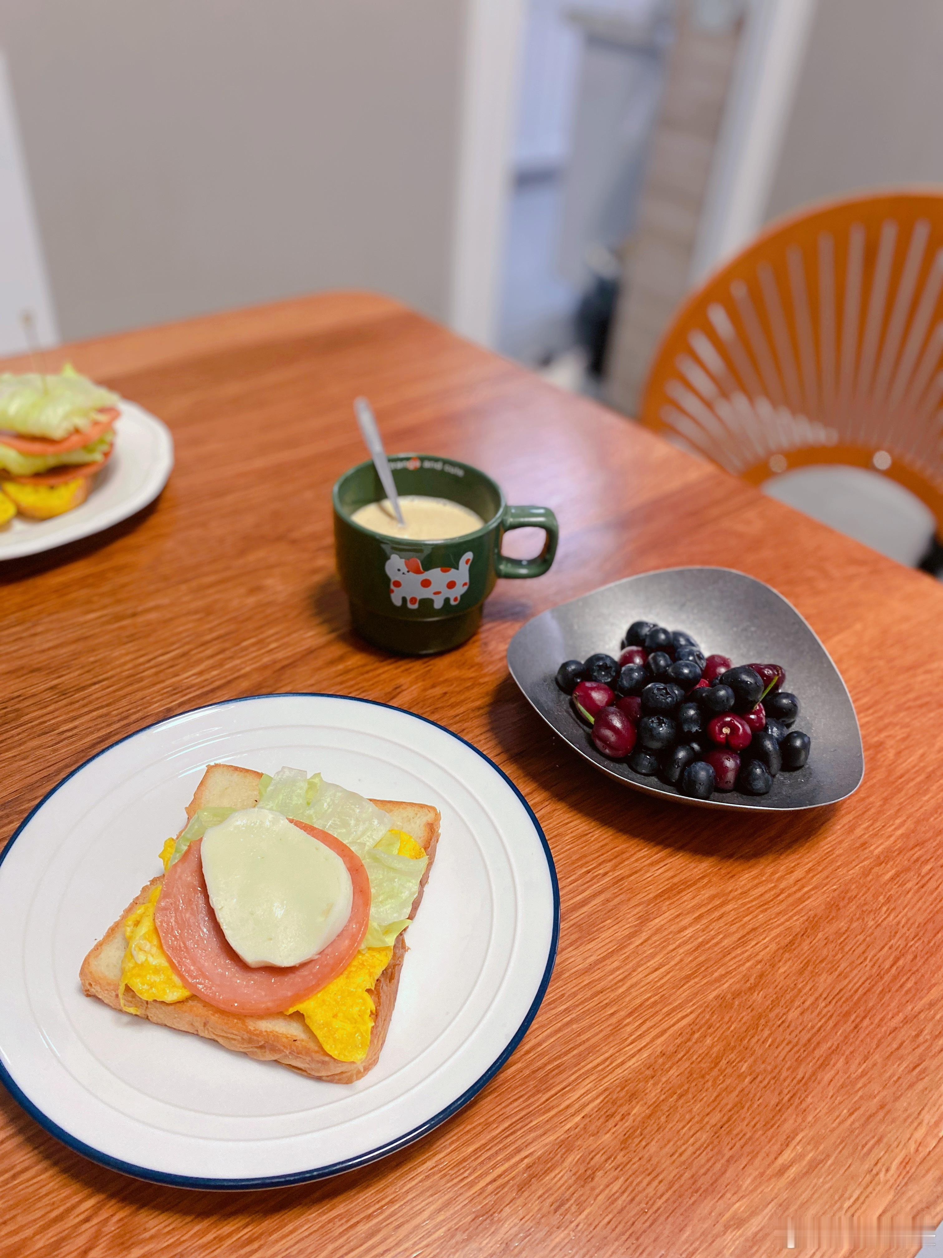 早今天皮夹克早起，听完了小古文，又看了英语视频，这是比较符合我心中高效率的做法。