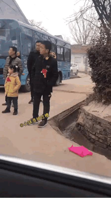 叔叔好年轻啊。