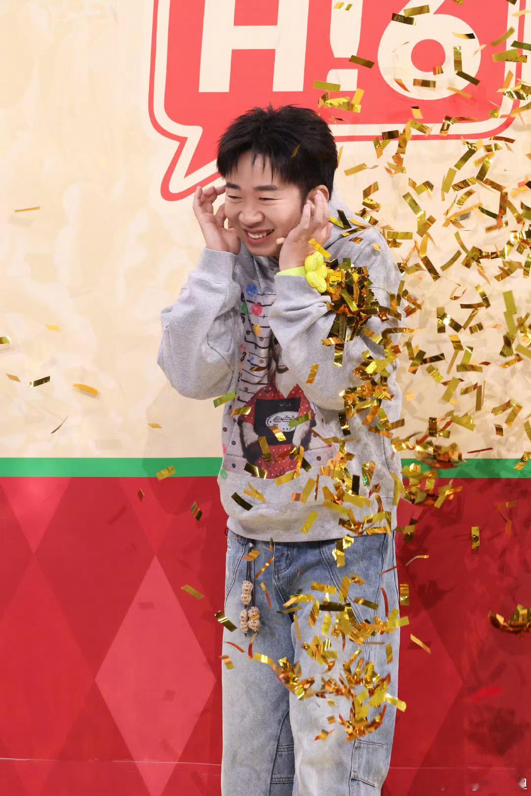 杨迪队二创舞台笑到好六录制暂停 《心愿便利贴》被杨迪、文俊辉、李雪琴改成魔性二创