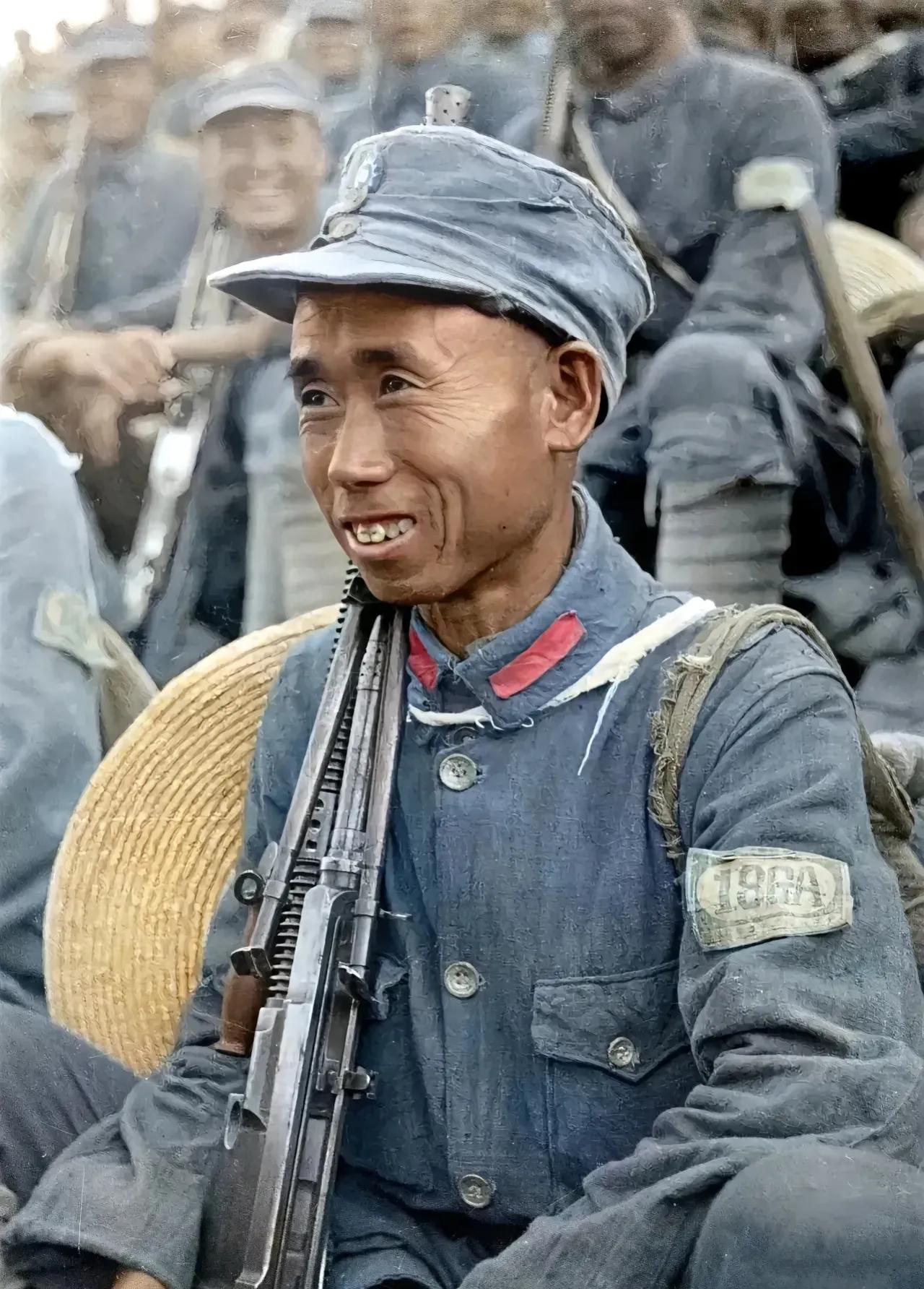 1944年，陕北延安，一名八路军机枪手留下的镜头，照片中的他手持捷克式zb26轻