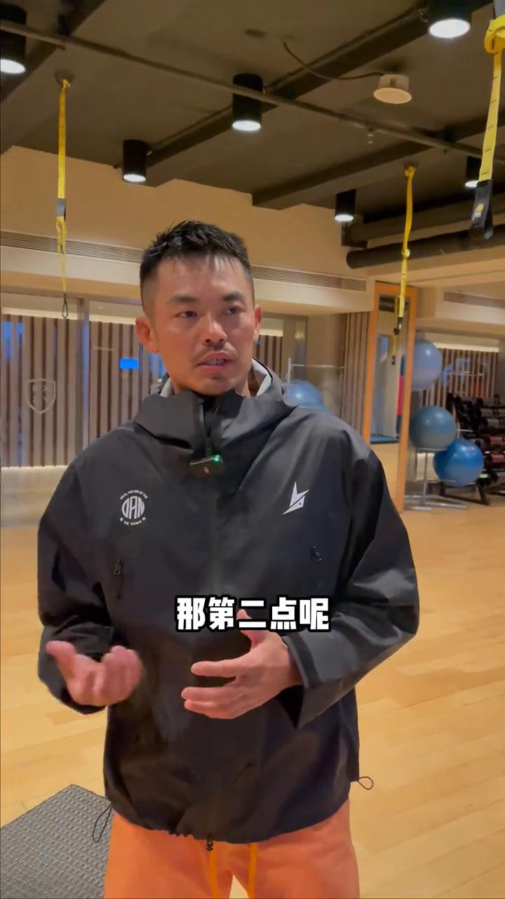 如果别人问你为什么要打羽毛球，你就把这个视频给他看。
·第一点，羽毛球就是球类里