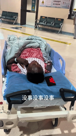一名老外租客半夜突发疾病。
被热心的房东发现后，紧急送医治疗。
房东在医院里不断