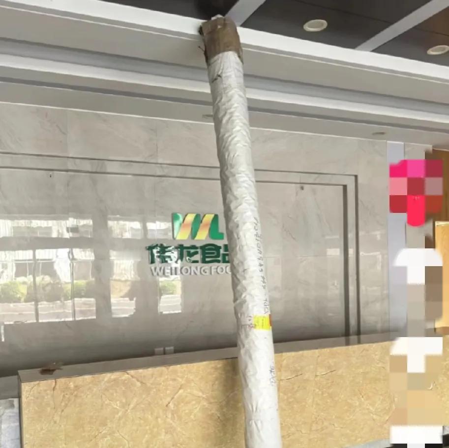 笑死了！自从伟龙老板，从董宇辉那里买了贵地毯后，网友们就时刻关注着何时能目睹地毯