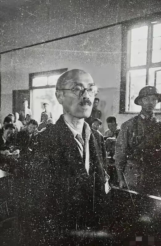 1945年，日本投降，老蒋特别对何应钦交代说：酒井隆这个战犯必须处以极刑，让他血