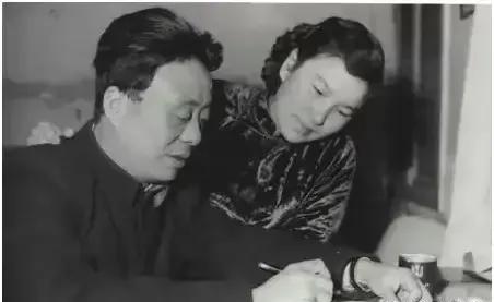 1936年，艾青结婚第二年，爱上了15岁的学生张月琴。三年后张月琴要离开，艾青竟