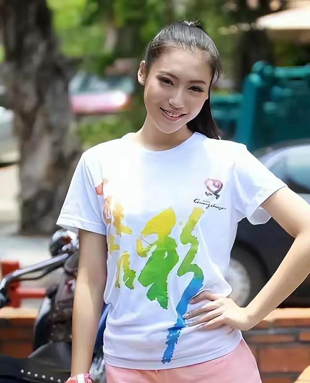 易建联，家里养着牡丹，为何还要去掐外面的狗尾巴草！目前人设崩塌，自毁形象，日后事