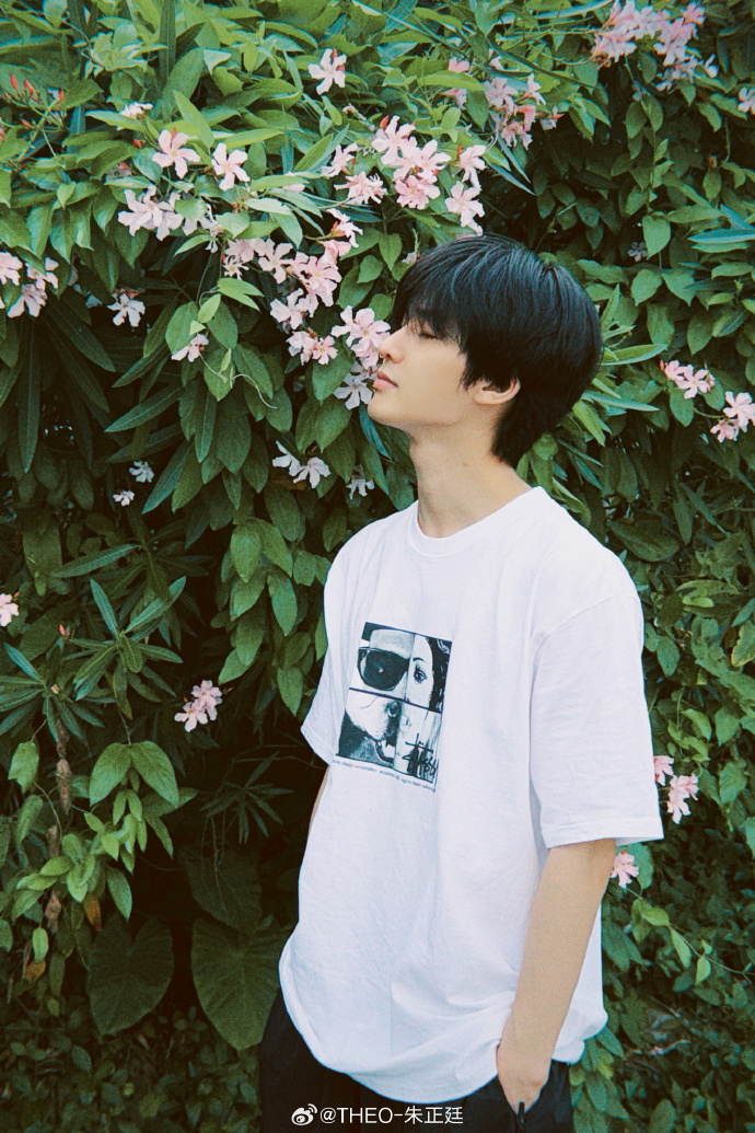 朱正廷老年人拍照姿势 深受父母影响的拍照习惯，闭眼闻花的模样太可爱，嘴上喊老，少