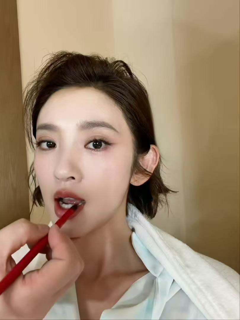 唐艺昕背上贴膏药不想睡的星期五官宣预告唐艺昕后背贴着膏药还从容面对镜头，这份坚持