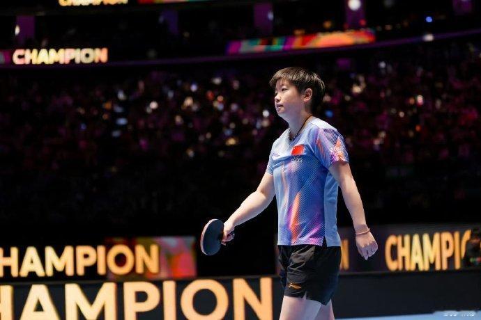 孙颖莎亚洲杯夺冠发博 孙颖莎晒照三面五星红旗同时升起 伤愈复出的第一个比赛，孙颖