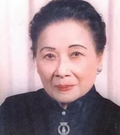 1996年，李登辉上台后撤掉蒋氏父子的陵墓守卫，并且让人大肆破坏蒋介石的雕像，宋
