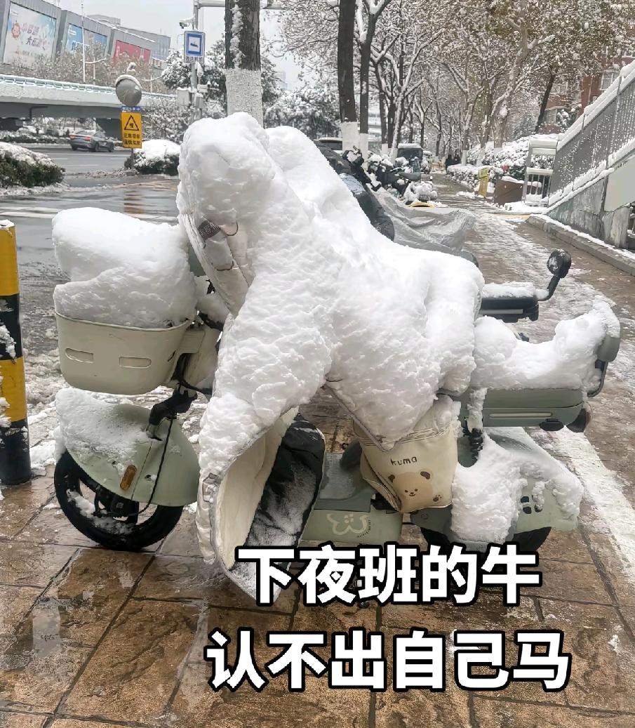 打工人现状-雨雪天气
下班点一到，立刻冲出去，窗外的雪已经积了半尺厚。我抓起搭在